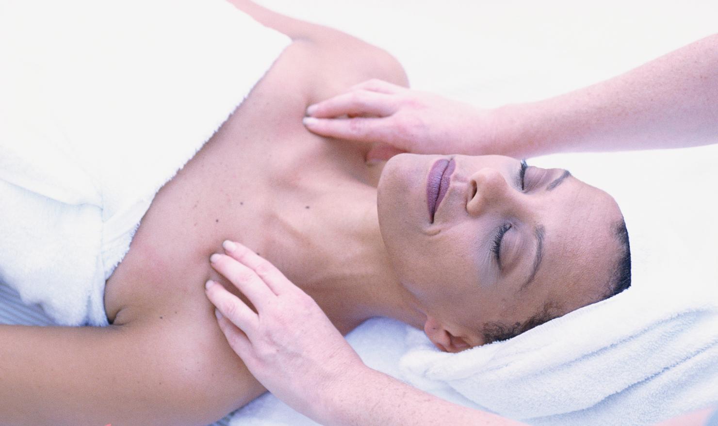 手麻肩胛骨区域疼痛是怎么回事,肩胛骨痛导致手麻怎么医治