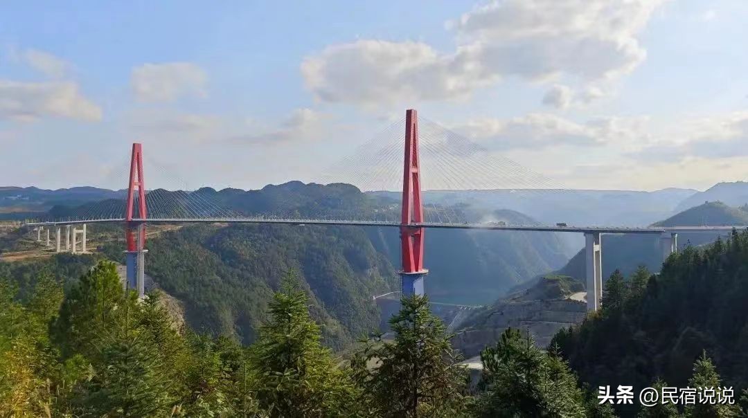 在云雾缭绕的朵花特大桥边隐藏着一家温泉酒店