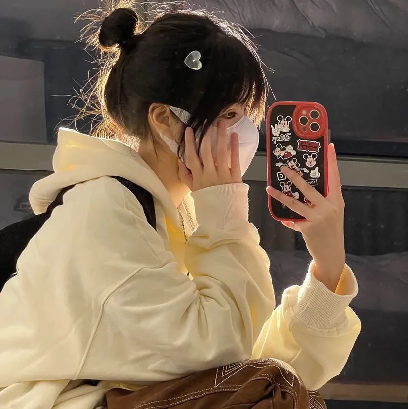 戴口罩情侣图片头像一对,戴帽子和口罩情侣头像黑白动漫