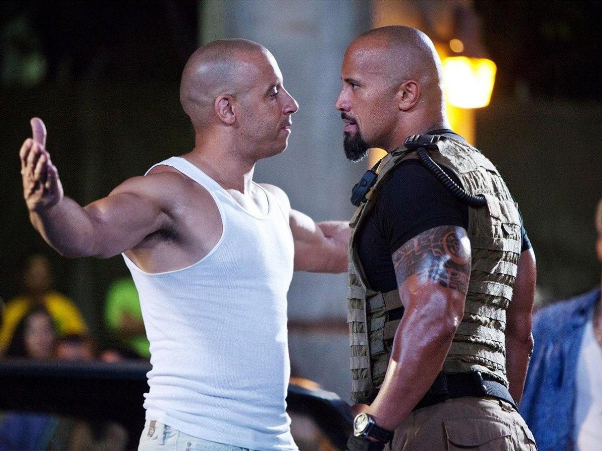 巨石强森吊打肌肉小鲜肉,巨石强森肌肉男图片