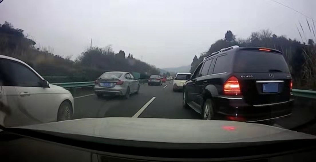 加塞别人的车表示抱歉用什么手势,路怒加塞事件视频后续