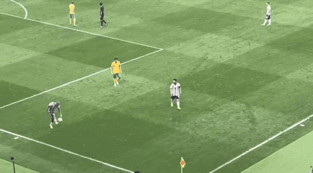 球迷冲进球场拥抱梅西跑了多少米,球迷冲进场内拥抱梅西全过程