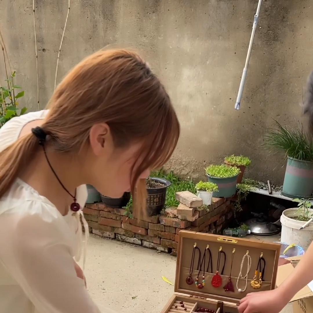 媳妇这几天因为家里的事闷闷不乐的，我给她准备个礼物开心...