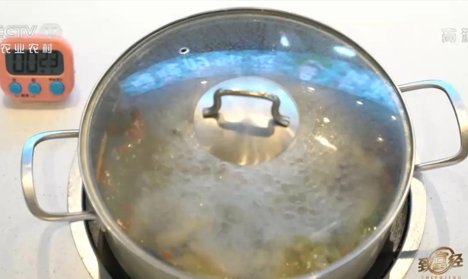 湖南男子承包800亩林地，如今靠椰子火锅鸡，年销售额2200万