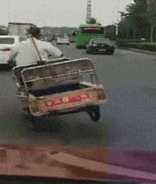 笑死了，女朋友说她昨晚游泳去了，这晒痕就是最好的证明