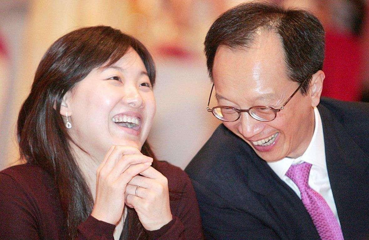 梁锦松一年收入多少亿,梁锦松为香港狂赚3万亿