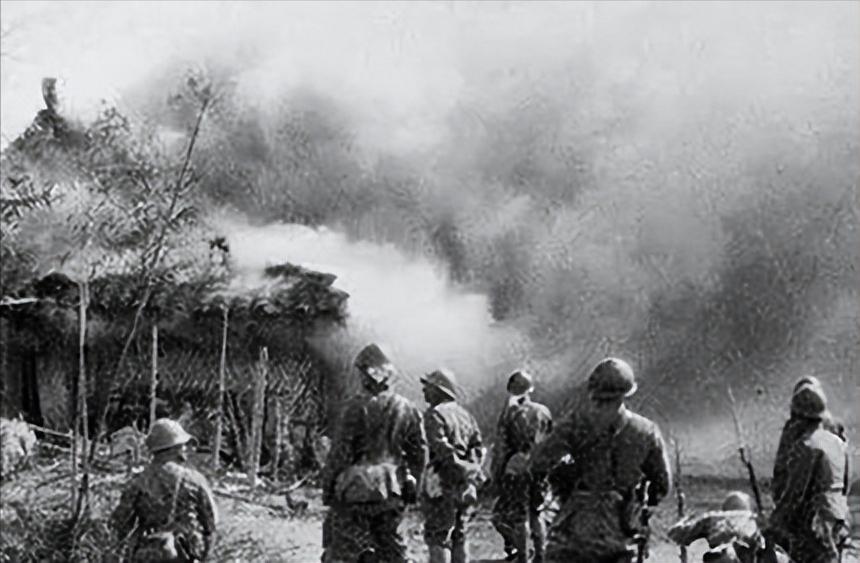 刚满月的婴儿，被日*用军***刀刺**挑起，然后狂笑着扔进了燃烧的屋内