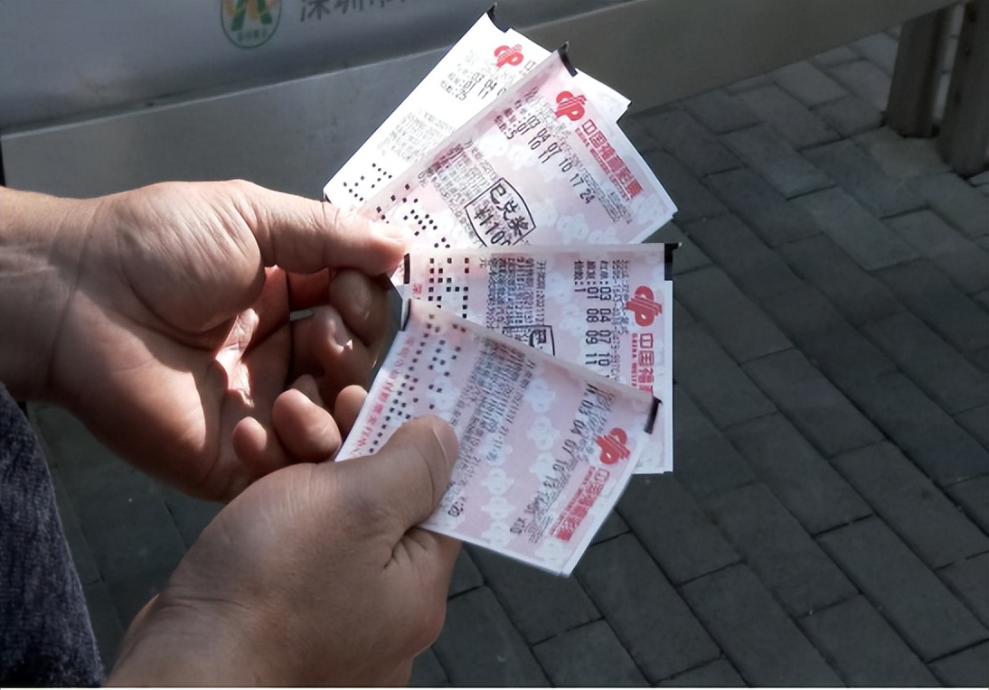 中彩票的钱是打到卡上吗,中了彩票的钱能存进银行吗