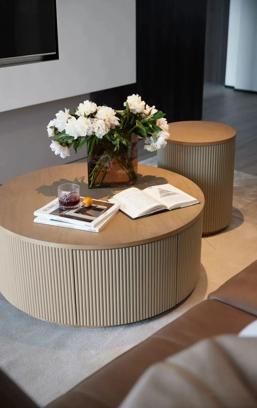 卧室暗色背景墙木饰面,木饰面装修暗色房间搭配效果