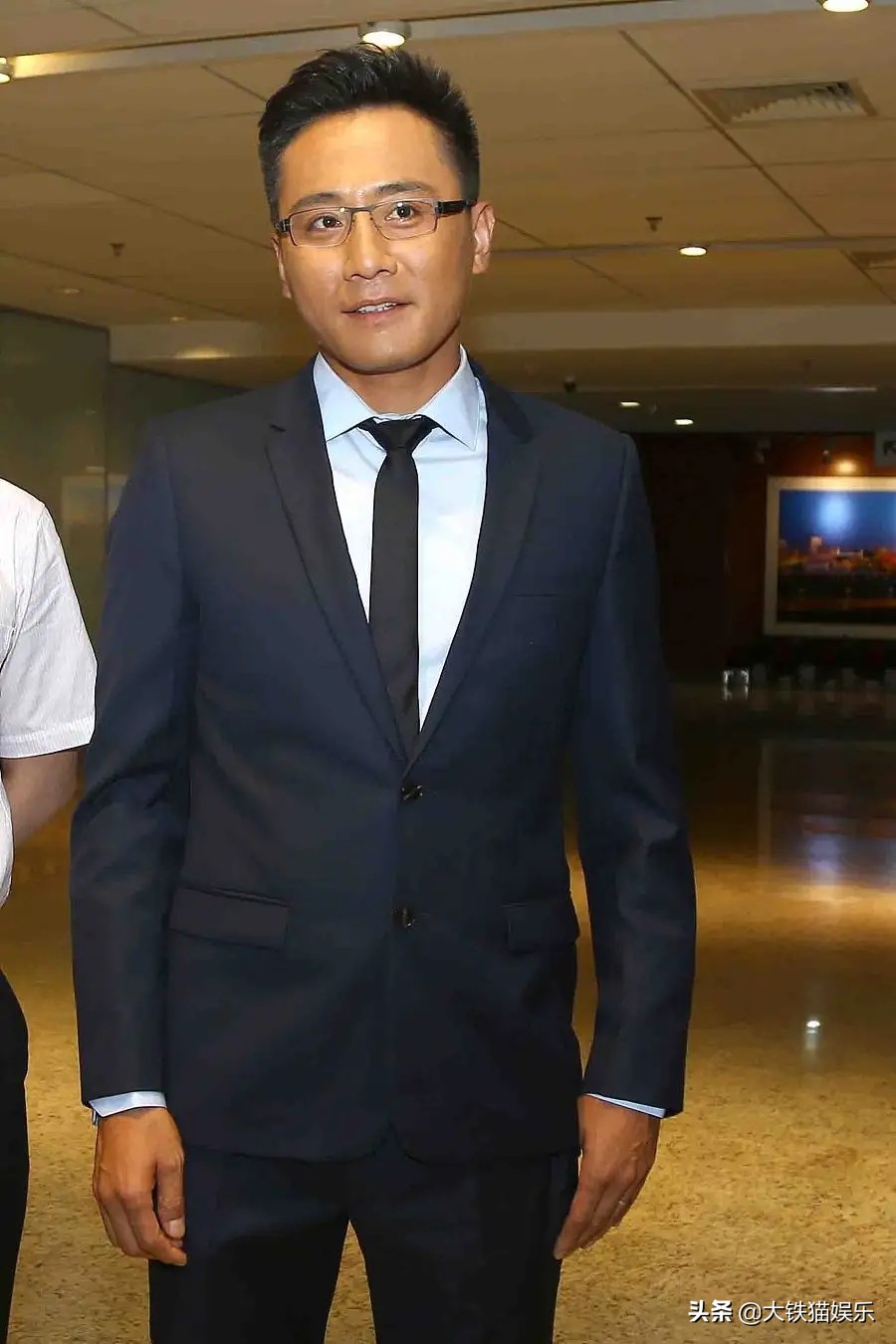 眼镜杀也挑人！这18位男星，有人戴上像撕漫男，有人秒变隔壁大爷