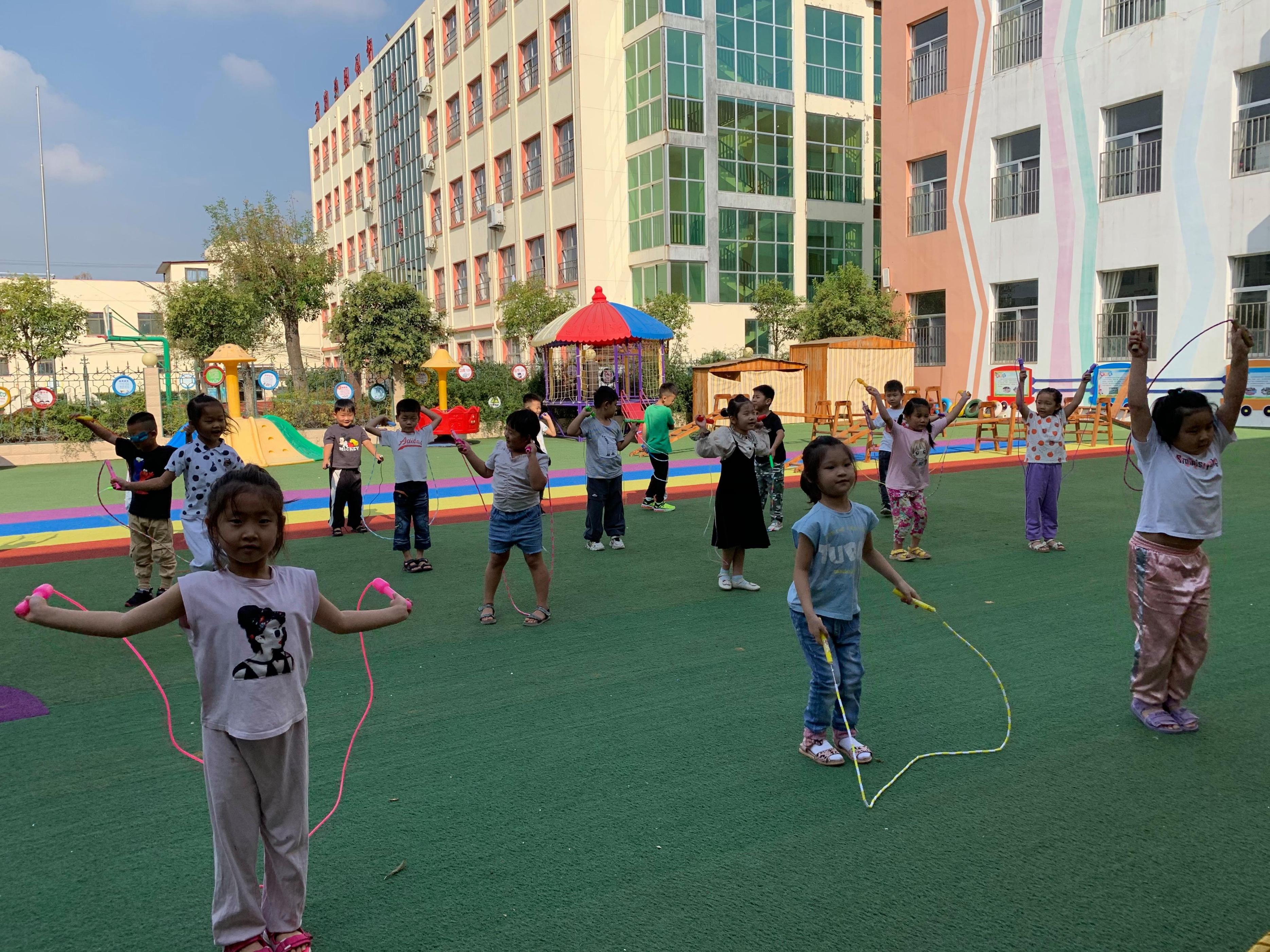 春天有助于儿童长高,一个动作儿童三天快速长高的方法