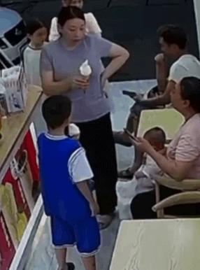 女孩子看起来外表美丽，其实裤袜已经掉到大腿根了！哈哈哈