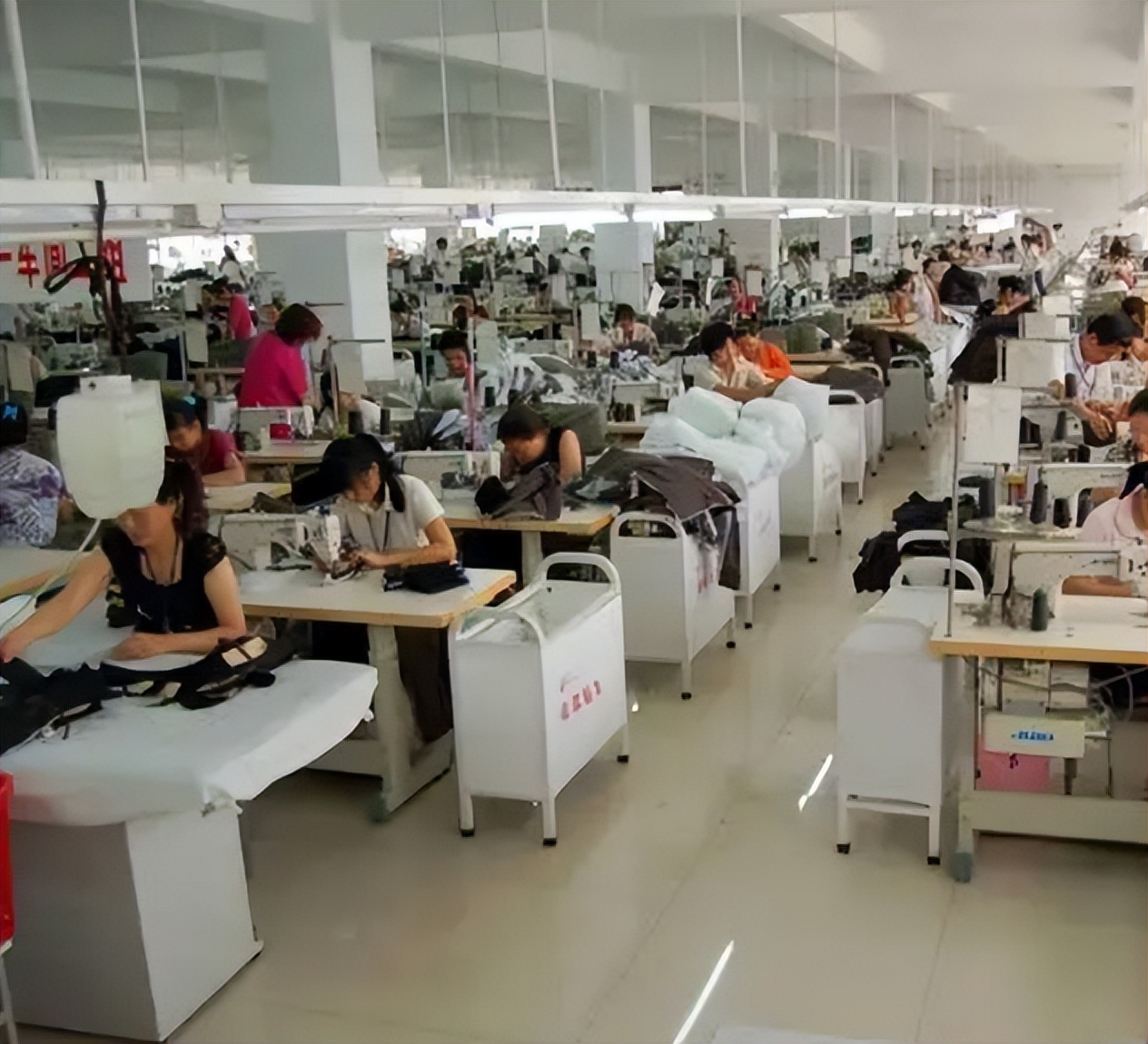 央视曝光市场“夺命毒衣服”，致癌物超标20多倍！可别再乱买了