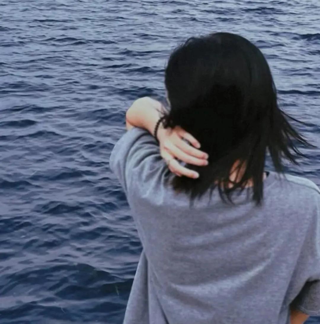 蓝色氛围感头像女真人,蓝色系头像女生动漫氛围