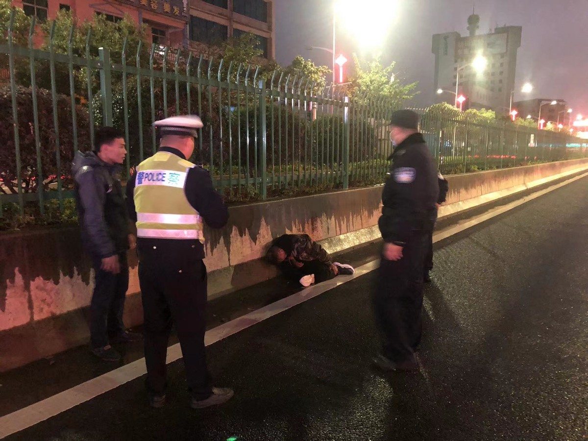交警全警上路为春节保驾护航,严查违章保畅通全警动员护春运