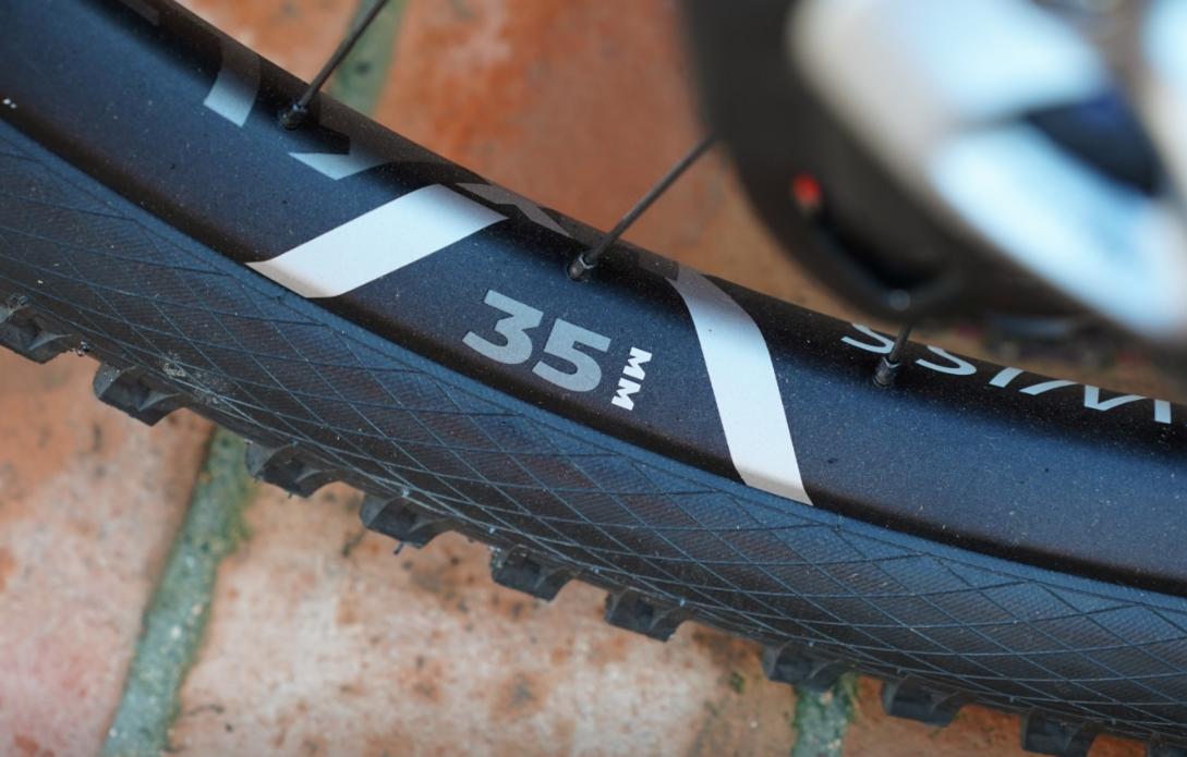 什么车轮胎越长越宽的,为什么汽车越高配轮胎越小