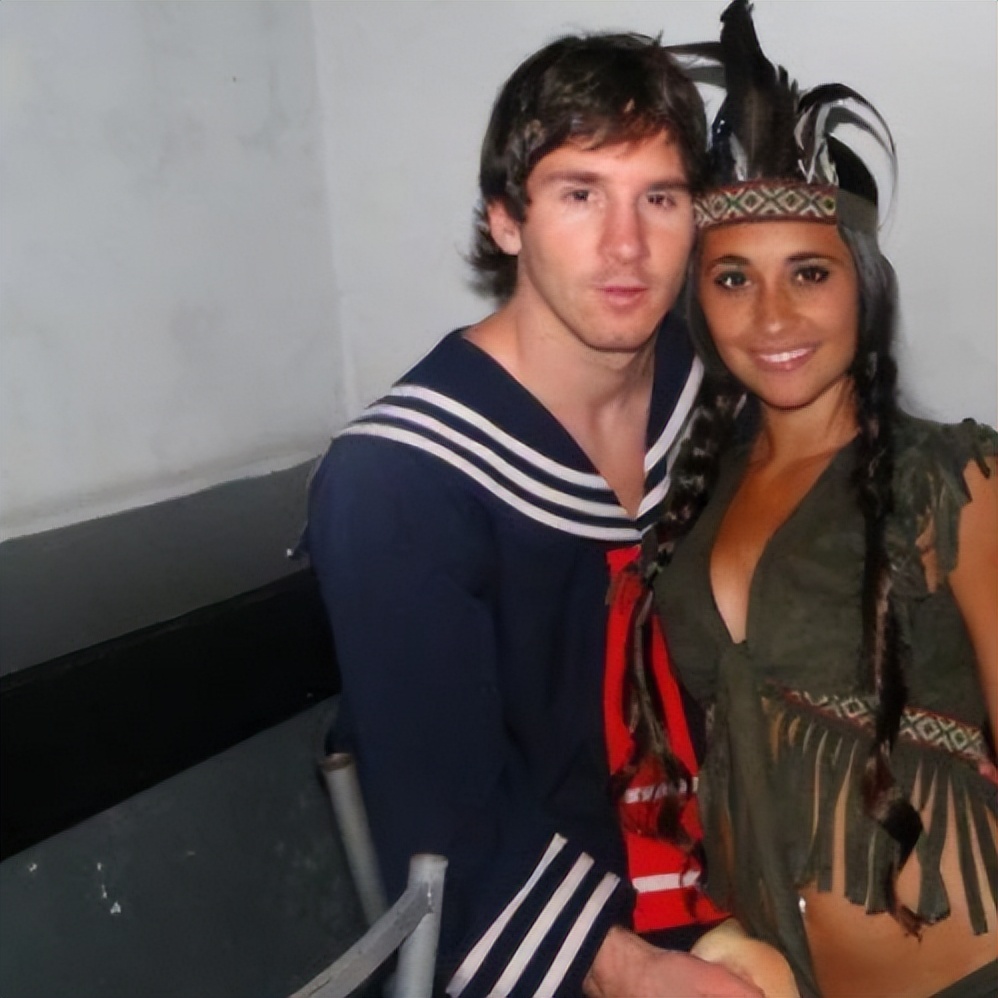 梅西夺冠后全家福,梅西夺冠后和爱妻亲吻视频