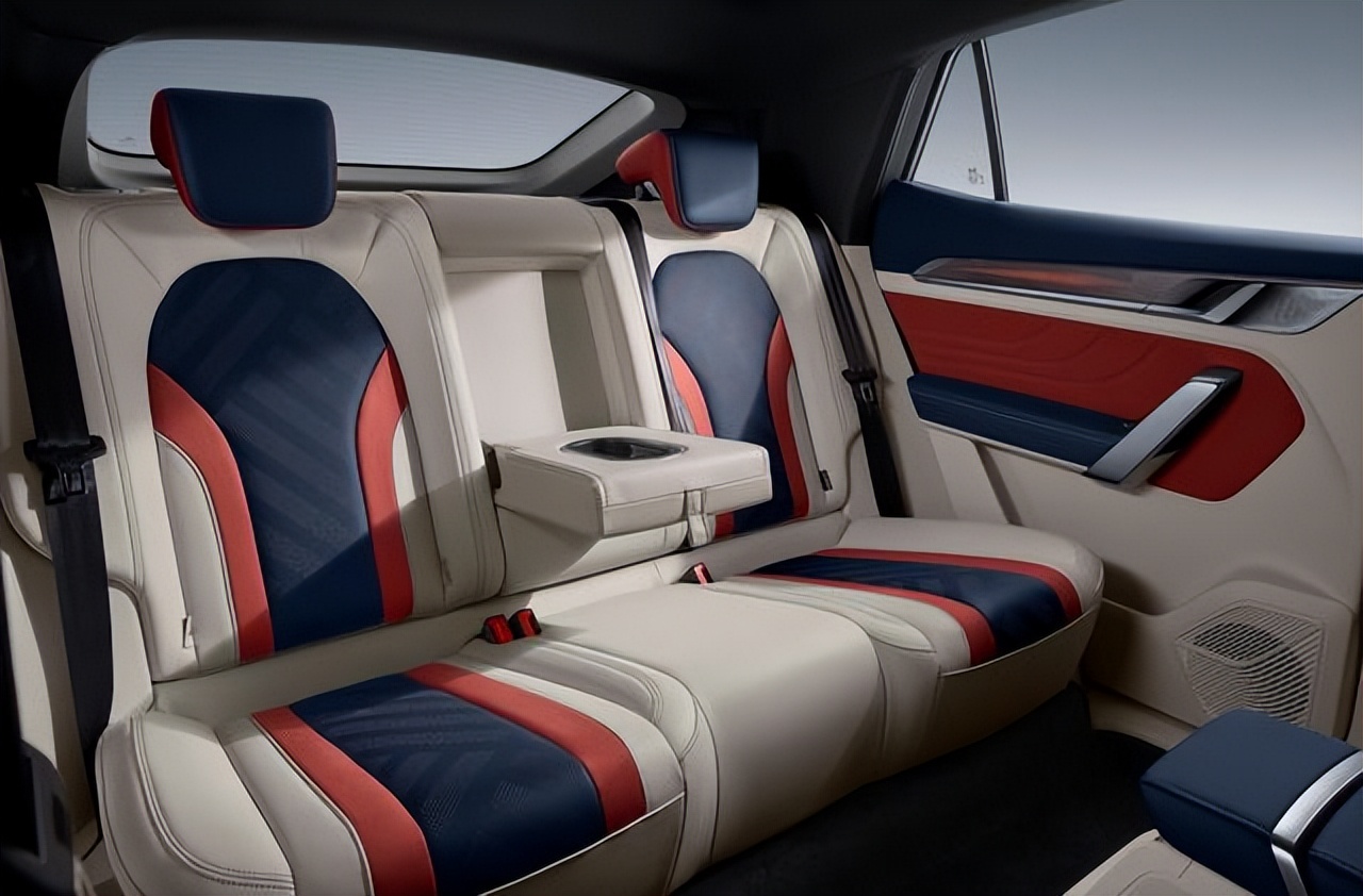 晚到却是“全球级”，扭转刚度3万牛米，连麦克风都是标配，22万