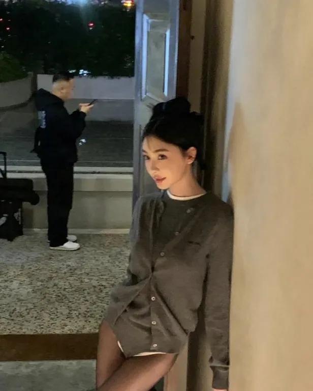 易梦玲miumiu骑士靴的穿搭,易梦玲同款miumiu灰色裙子