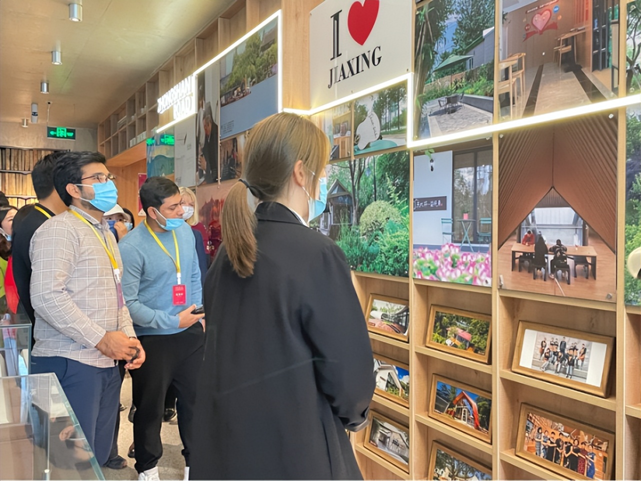 外国友人打卡嘉兴城市空间：在未来社区感受数智化便捷生活新风貌