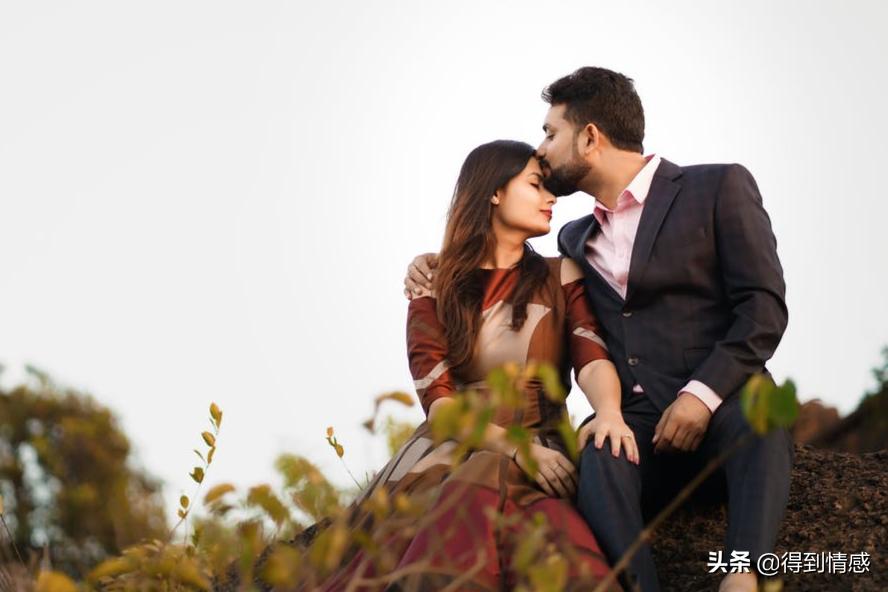 男朋友送廉价礼物怎么高情商回复,男友送廉价礼物对方应如何回应