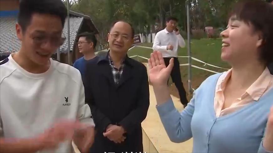 女孩回家养猪一年赚400万,农村大姐养猪一年赚40万