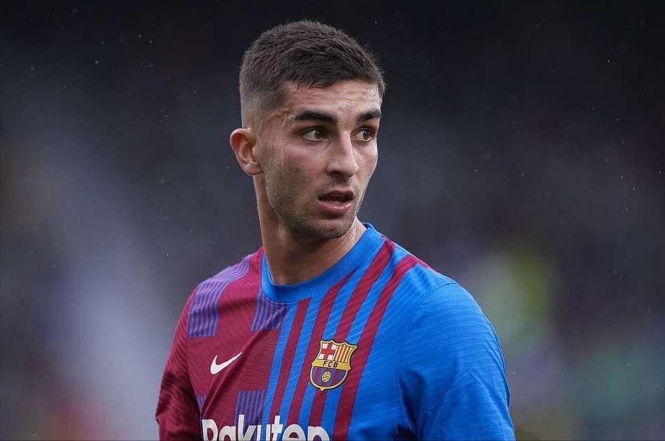 巴萨今夏引援优先考虑左后卫,巴萨球迷听到梅西要离队后的反应