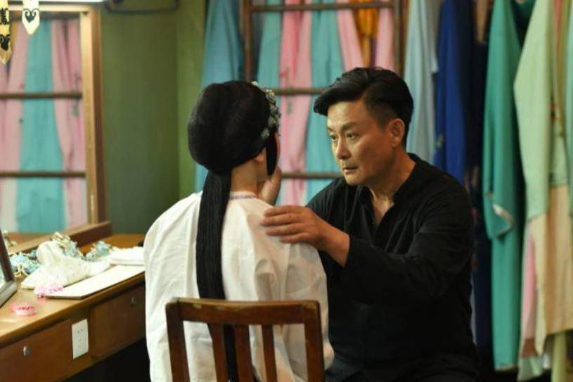 演员邢岷山:和老师女儿结婚,英雄救美被毁容,老婆女儿是心肝