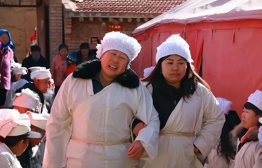 农村丧葬迎新改革，那以前的坟墓该咋办？知情人：3种方式处理