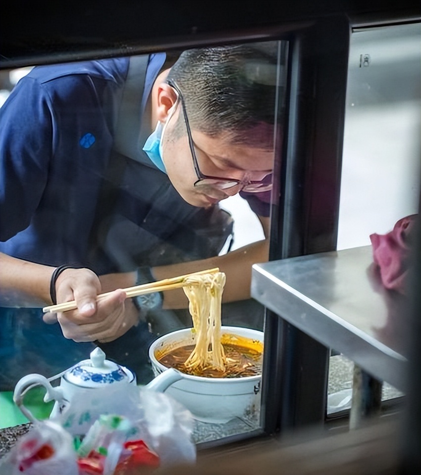 兰州牛肉面一碗有多少面,兰州牛肉面标准几两面