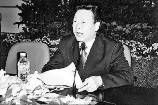 “伟哥”部长花两万买校花*夜初**，*养包**条件刁，看校花如何面对绝境