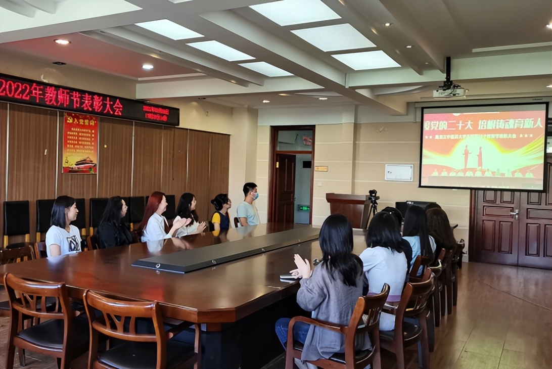 榛戦緳姹熶腑鍖昏嵂澶у鑾峰緱濂栭」,榛戦緳姹熺渷涓尰鑽ぇ瀛︽暀甯堣妭