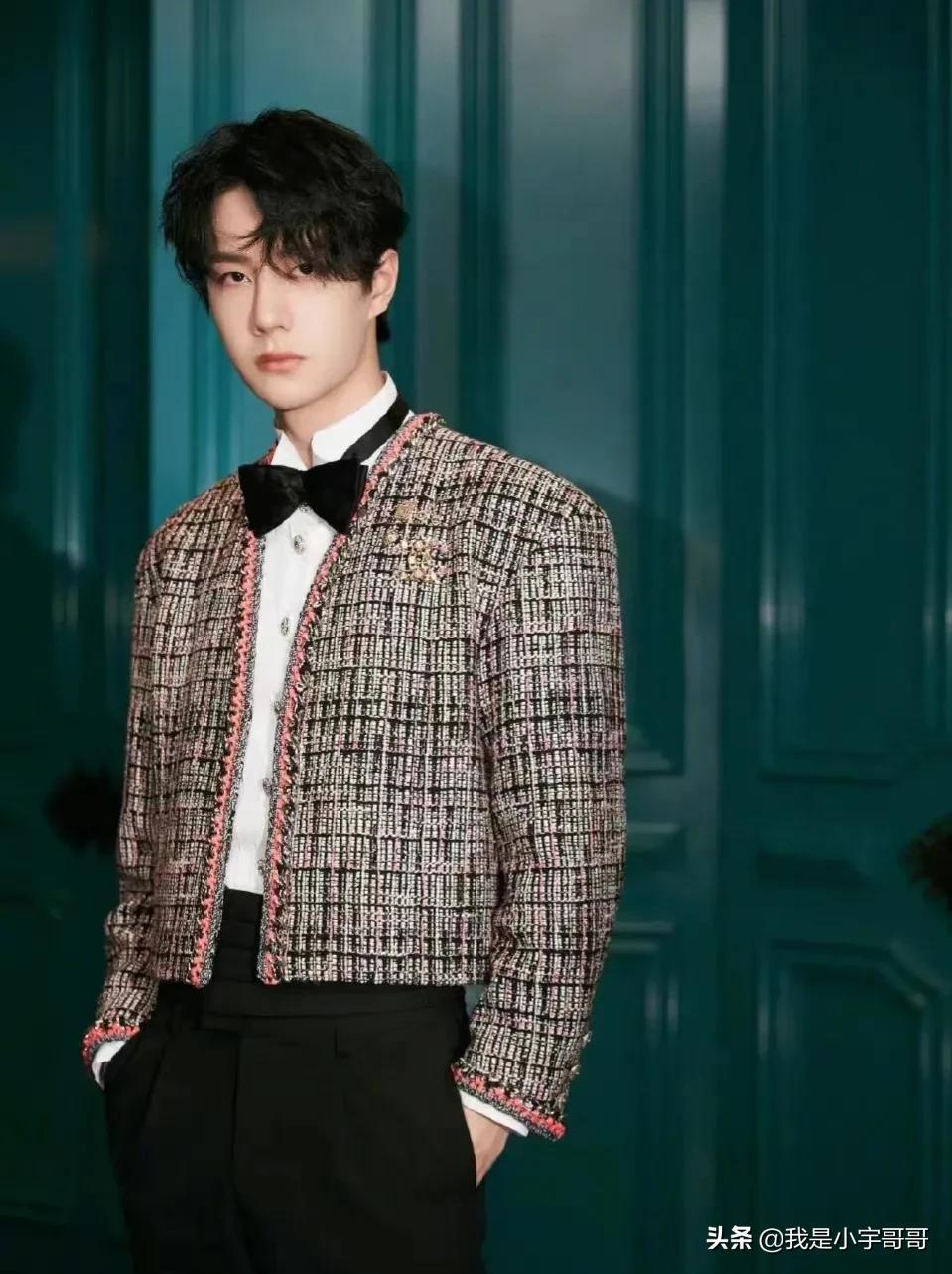 王一博棒球帽卷发,王一博的帅气发型雾霾蓝带一点卷