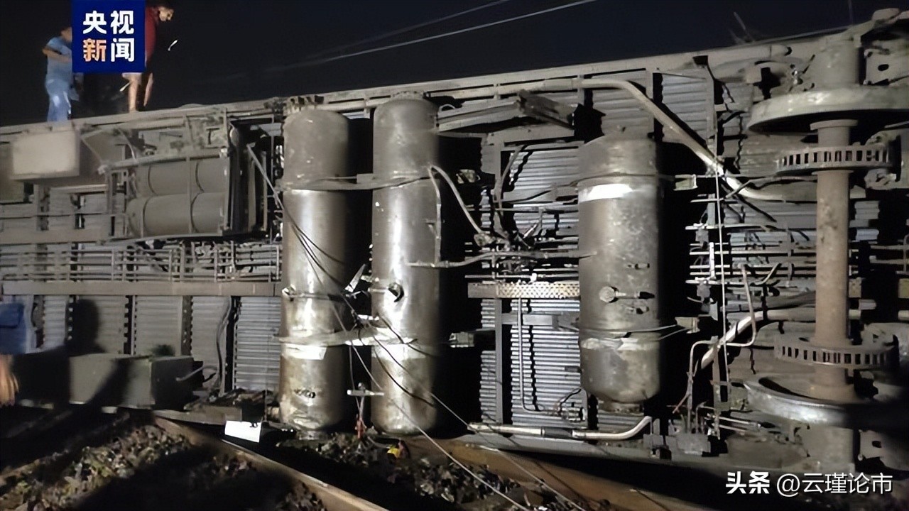 印度列车相撞惨剧：总理痛心，众多明星哀悼