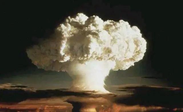 周恩来看到原*弹子**试爆成功图片，下令将地面部分裁掉，为什么？