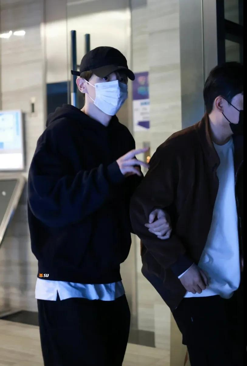 邓伦现状罕见曝光！留起胡子略显沧桑，粉丝围观人气高