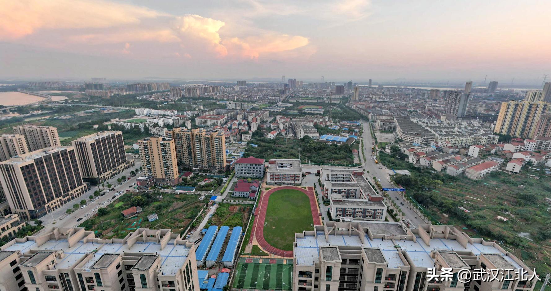 武汉的浦东阳逻，发展30年后，常住人口比盘龙城少太多了！