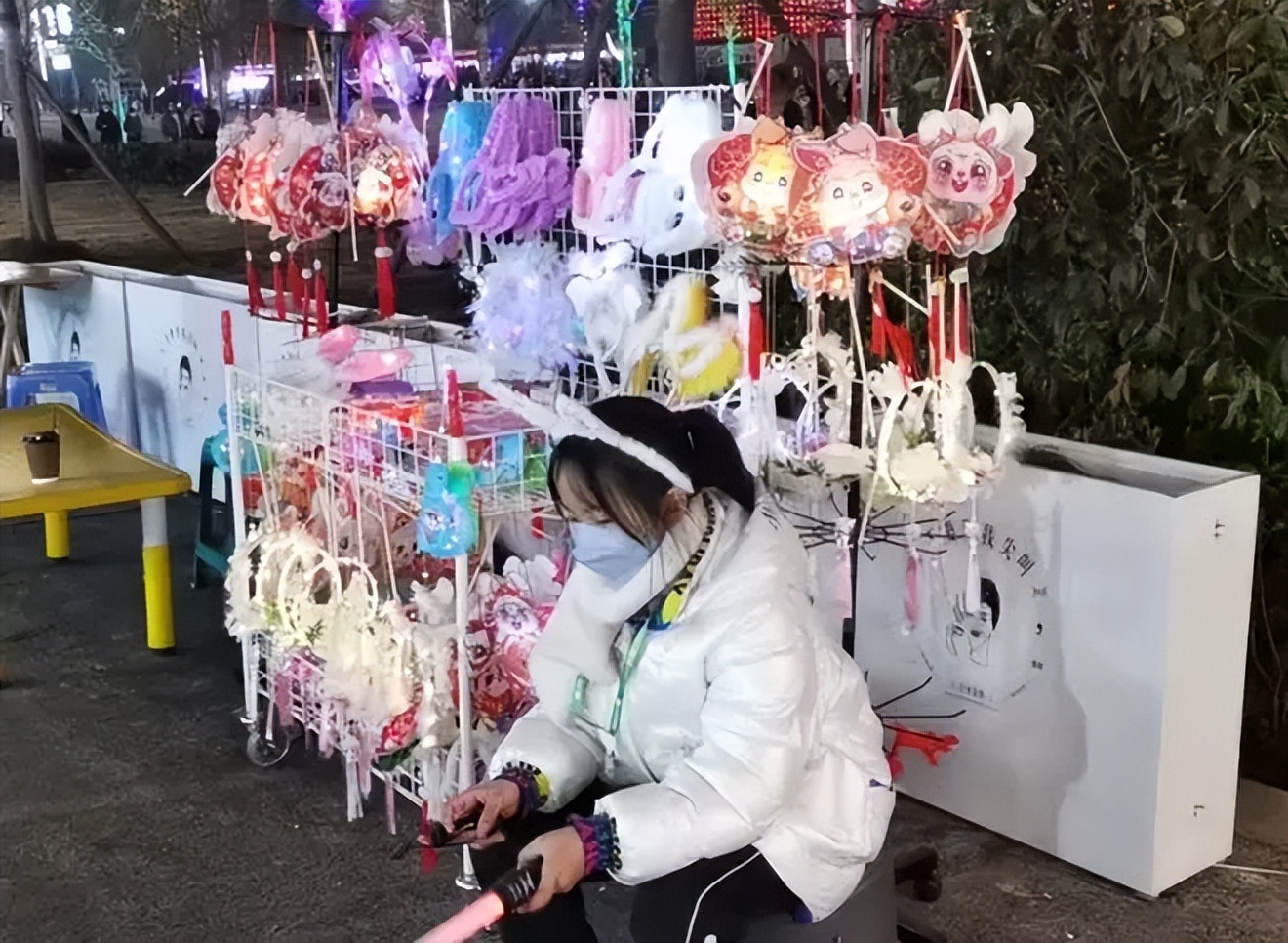 暑假摆地摊卖玩具不会赚钱怎么办,摆摊卖玩具一个月赚2万元