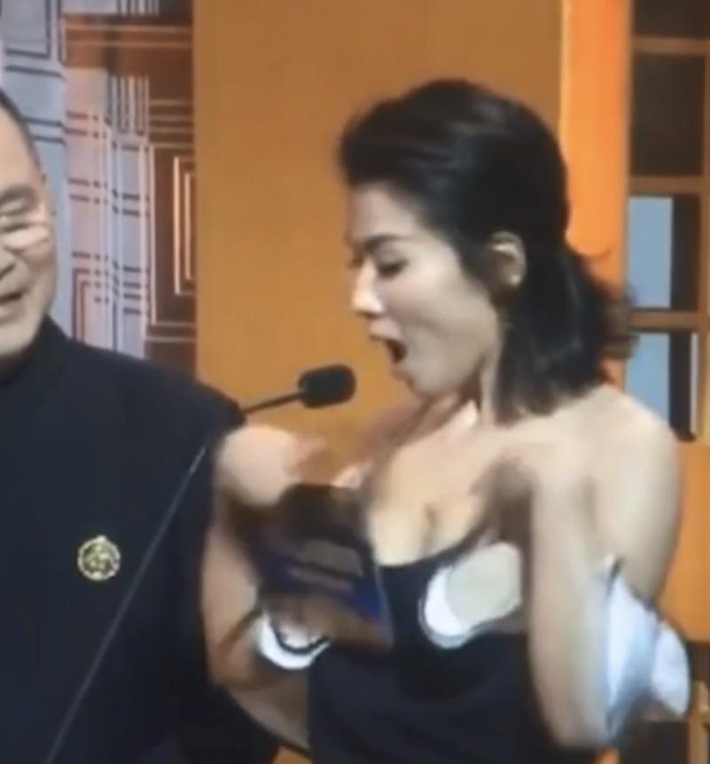 明星红毯假摔事件,明星红毯假摔倒抢镜