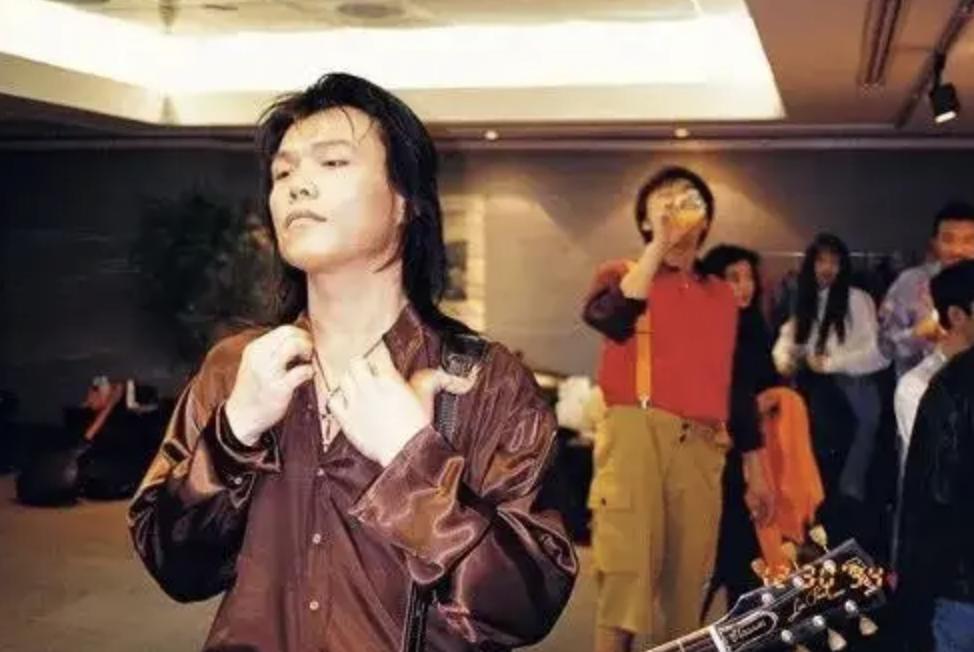 年轻时期的伍佰,伍佰外表不修边幅内心细腻