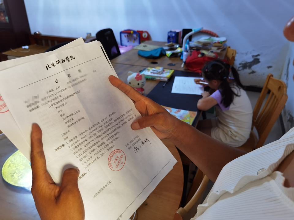 6岁女孩身患罕见病,7岁女儿患罕见病父亲不闻不问