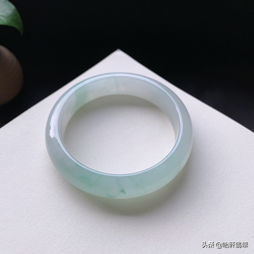 3000左右能买什么样的翡翠挂件,三万预算买翡翠镯子还是吊坠好