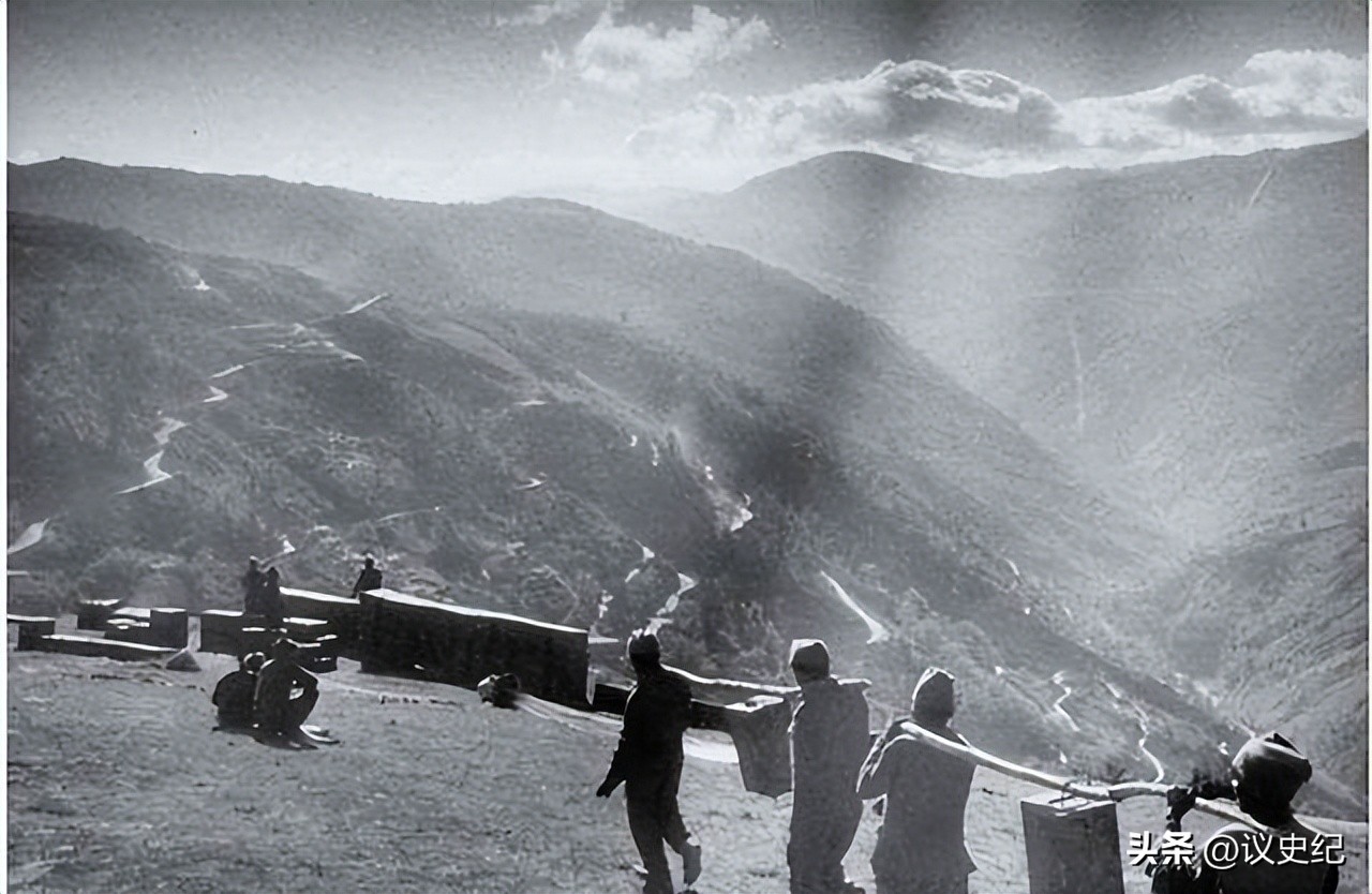 78岁老人被儿媳赶出家门，真实身份暴露后，政府直接送来30万津贴