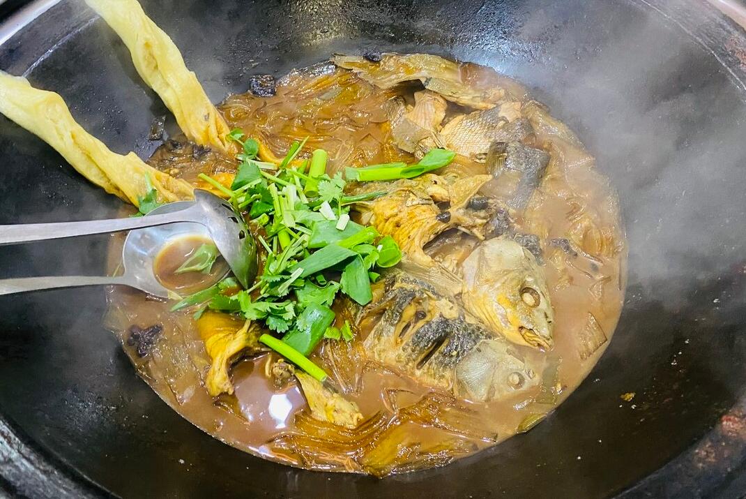 炖鱼要想去腥，别再放料酒了，只需多放2样，鱼肉香嫩，腥味全无