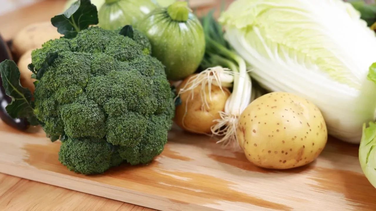 头皮屑多跟饮食有关吗,头皮屑多应该要吃什么