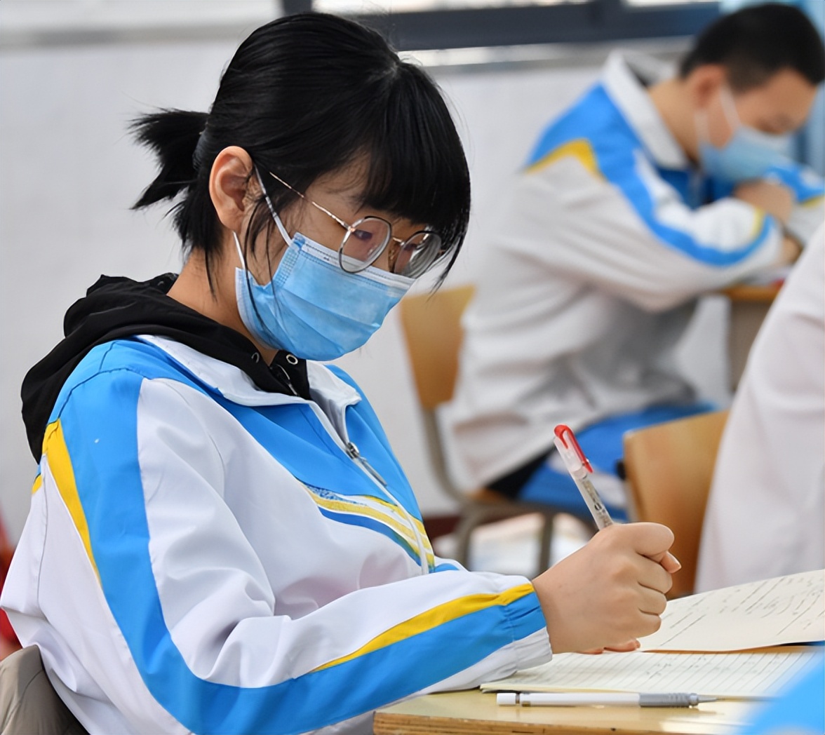 同一所大学一本和二本待遇一样吗,一本二本学生在同一学校有区别吗