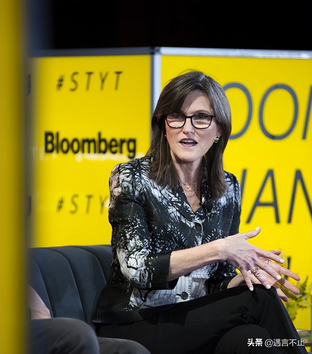 57岁封神，65岁翻车，女股神木头姐是被风吹上天的猪？