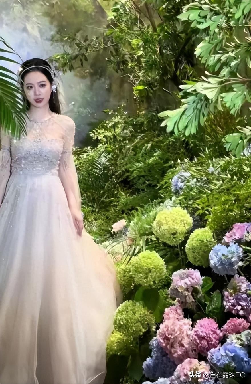 伊尔康二儿子订婚现场：新娘小腹鼓鼓如怀孕，婆婆盖过新娘