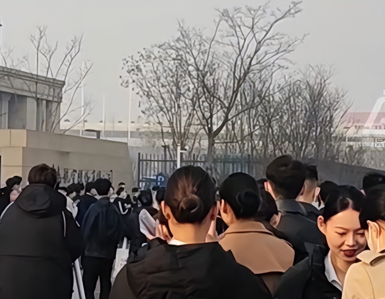 空乘排队7小时面试3分钟,空乘招聘和面试全过程