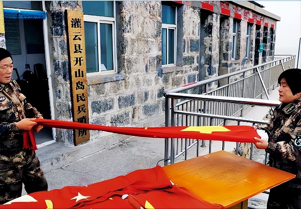 两夫妻守孤岛月入6万,一对夫妻被困孤岛一年吃一次肉